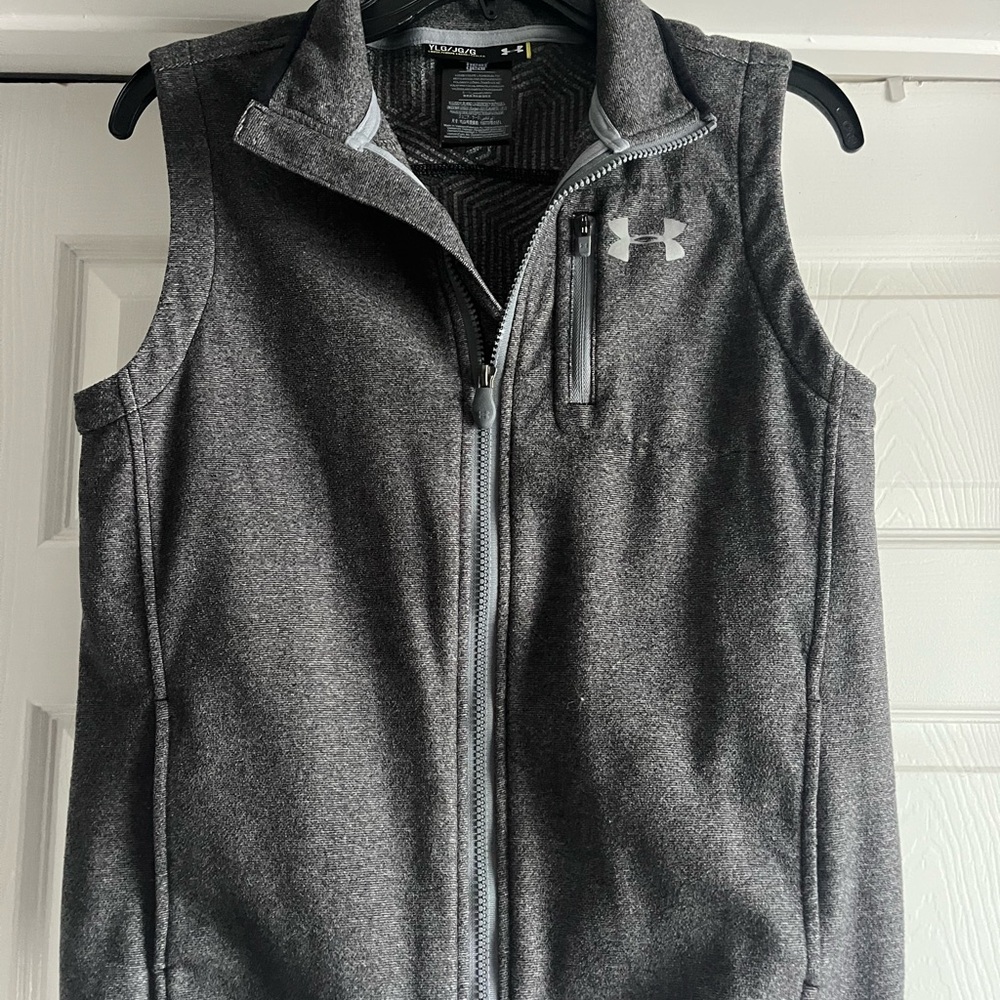 Under Armour Dark Gray Vest YL boy EUC